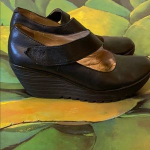 Fly London Yalu wedge